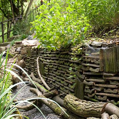 Trockenmauer aus alten Dachziegeln