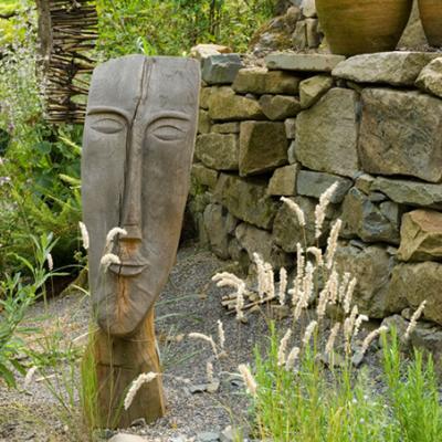 Gartengestaltung mit Holzskulptur einer Hagener Künstlerin