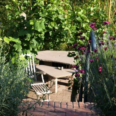 Sitzplatz im Grünen mit Tischplatten aus Ruhrsandstein