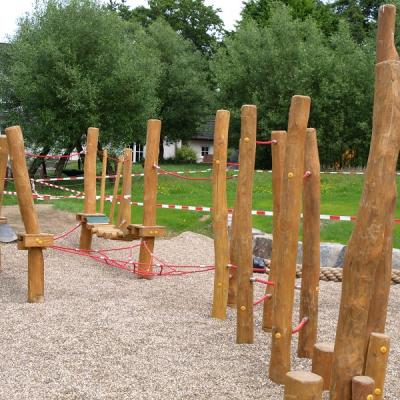 Kindergarten Waldbär, die Holzpalisaden sind aus unbehandeltem Robinienholz und halten ca. 30 Jahre