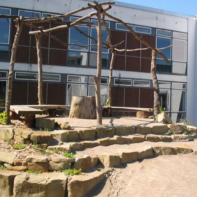 Solch ein Sitzplatz kann auch als „Klassenzimmer im Freien“ dienen, Ganztagshauptschule Hagen Vorhalle