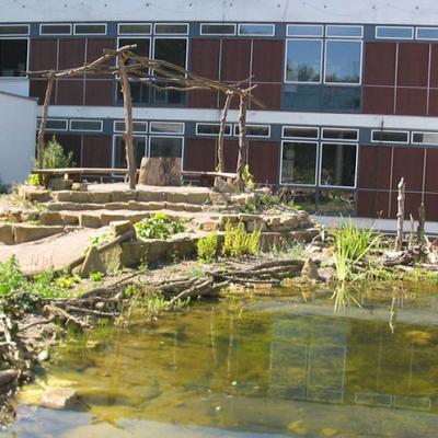 Auch auf Schulhöfen und an Kindergärten lassen sich Teichanlagen realisieren, Ganztagshauptschule Hagen Vorhalle