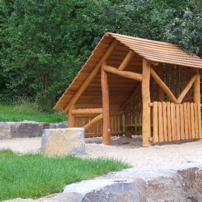 Scheune aus Robinienholz. Selbst bei Erdkontakt ist Robinienholz, ohne Imprägnierung, bis zu 30 Jahre haltbar