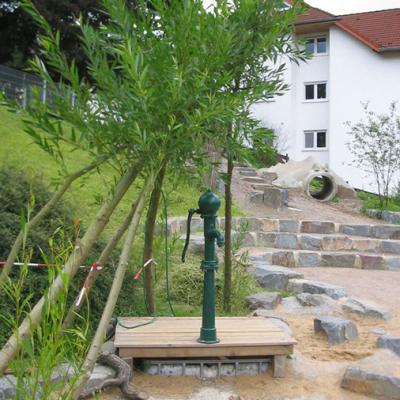 Die Umsetzung ist abgeschlossen, das Spiel unter freiem Himmel ist für die Kinder eröffnet