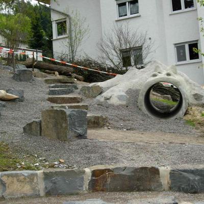 Das Krokodil dient gleichzeitig als Kletterfelsen