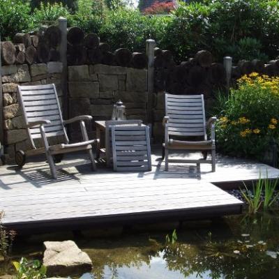 Holzterrasse am Teich
