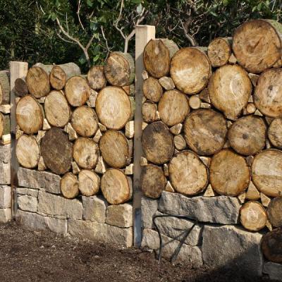 Sichtschutz aus Ruhrsandstein und Helmlocktanne