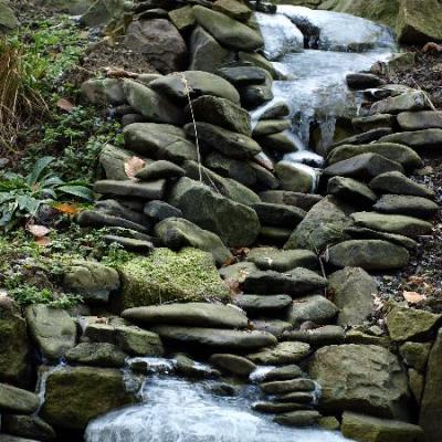 Auch gefroren bringt Wasser Lebendigkeit in den Garten