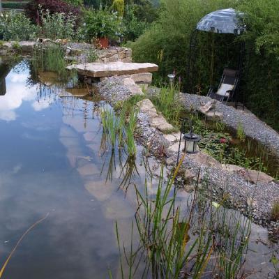 Schwimmteich in Herdecke, gut sichtbar das untere Regenerationsbecken