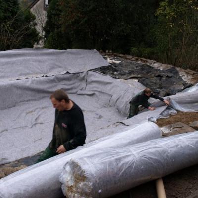 Das Schutzvlies für die Folie wird ausgelegt