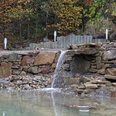 Erster Probelauf des Überlaufs vom kleinen Teich in den Schwimmteich.