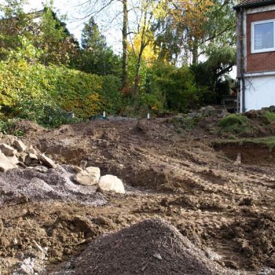 Die Zufahrt ist angelegt. Auf geht’s mit dem Bau der Mauern.