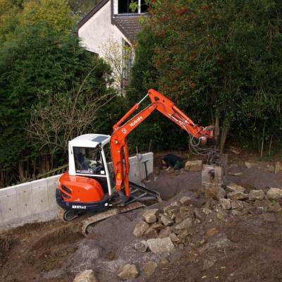 Um eine ebene Fläche zu erreichen, verwenden wir L-steine und Trockenmauern
